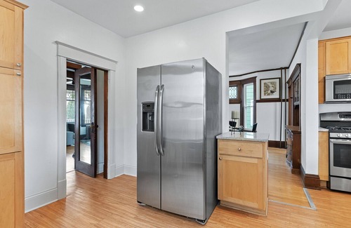 Whittier House | Victorian house in Uptown: Hot Tub, Near the Convention Center, DT and the lakes