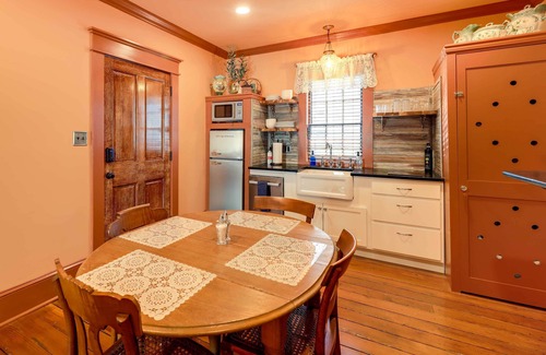 New Bern Apartment | Victorian Vacation Rental Apt in Downtown New Bern