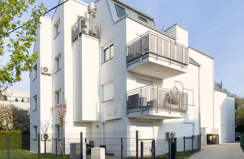 Grinzing Apartment | Vienna's Modern Black Beauty - Couples and Family-Friendly apartment