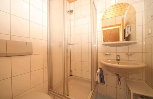 Haus im Ennstal Bed & Breakfast | Vierbettzimmer mit Bad, WC - HP - Golf- und Skipension Krug