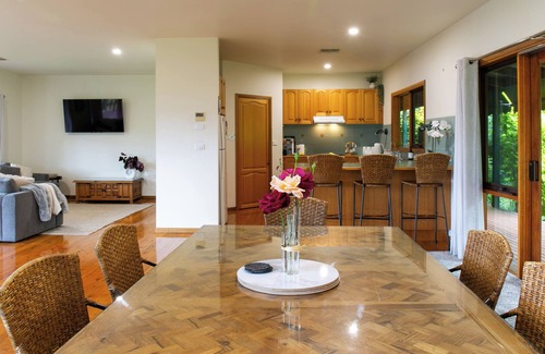 Tawonga House | "View 180" - magnificent mountain and valley views.