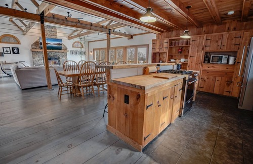 Stratton Mountain House | Views for Days | A/C | Hot Tub | Sauna | Close to Swimming, Golfing, Hiking!