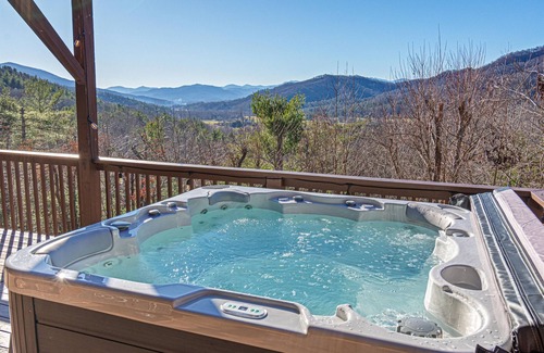 Marion Cabin | Views! Hot Tub, Game Room, Movie Theater, Fire Pit