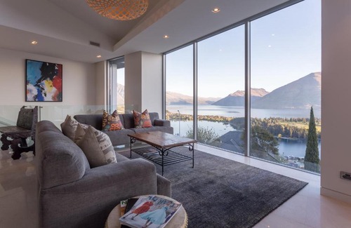 Queenstown Villa | Views on Edinburgh, a Relax it's Done luxury holiday home