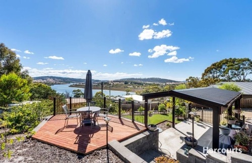 Primrose Sands Apartment | VIEWS ON FALCON : nPerfect for couples or solo travellers