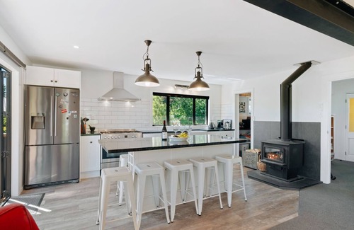 Lake Hawea House | Views on Parry - Lake Hāwea Holiday Home