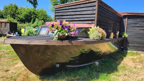 Fairseat Bed & Breakfast | Vigo Retreat Boat yurt