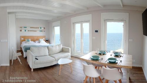 Laracha Apartment | Vila Mariña. Casa marinera con terraza sobre el mar en Caión