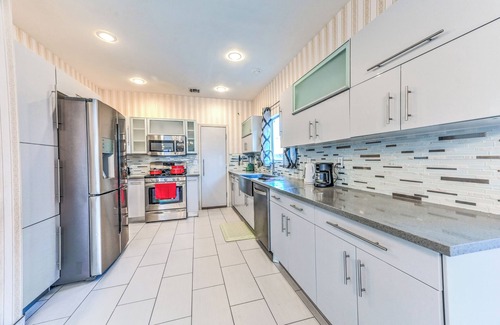 Spring Valley House | Vila Star- 4BD with PoolSpa, Game room, all you need for great vacation N/Strip