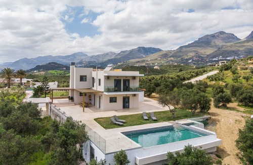 Agios Vasileios Villa | Villa ∙ 5 bedrooms ∙ 12 guests