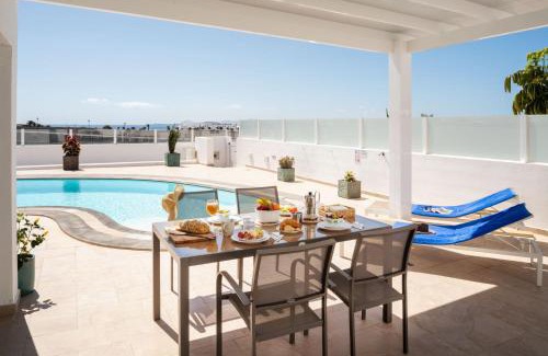 Playa Blanca Villa | VILLA ALAY by Buenavilla