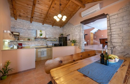 Jakovici Villa | Villa Antoli is an ideal holiday home with pool for families