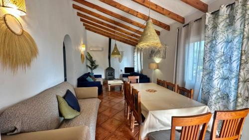 Competa Villa | Villa Bárbara Piscina Vallada con Barbacoa by AndaraHolidays