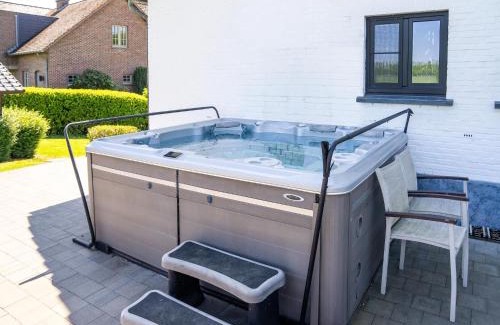 Borgloon Villa | Villa Borgloon with Blossom Views and Jacuzzi
