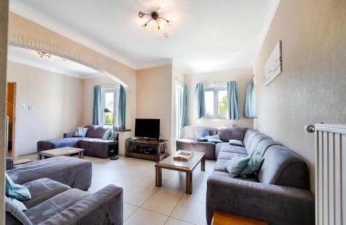 Borgloon Villa | Villa Borgloon with Blossom Views and Jacuzzi