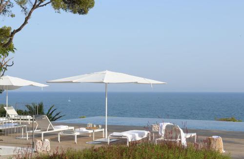 Sant Pere de Ribes Villa | Villa Brisa del Mar Seafront villa located in the Garraf National Park 30 minutes from Barcelona