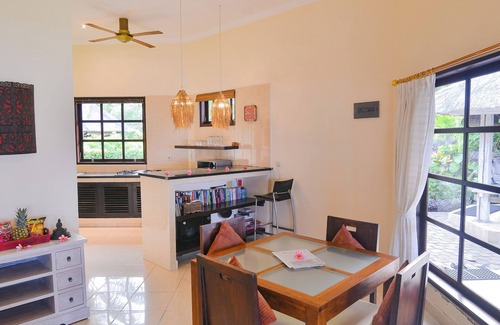 Dencarik Villa | Villa Bundar: fabulous beachfront villa with pool and with staff!