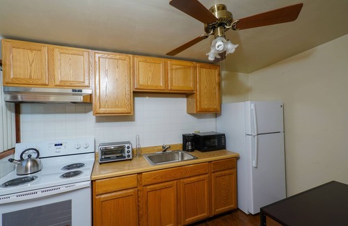 Historic Tennis Club Apartment | Villa C - a studio with kitchen. A few steps from downtown Palm Springs! 👑
