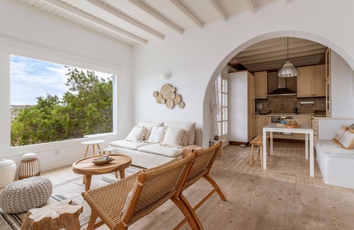 Elia Villa | Villa "Calma Beach House" with Private Terrace & Wi-Fi