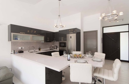 San Eugenio Villa | Villa Canaria. Stunning 3 Bedroom Villa. Jacuzzi. Central Location.