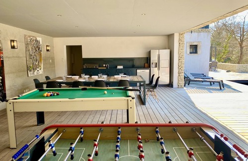 Menerbes House | Villa Canopée in the village of Ménerbes, Air-conditioned, heated and secure swimming pool