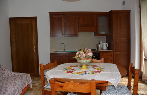 Viadanica Apartment | Villa Carla: Oasi di Relax tra Montagne e Lago, con Ampi Spazi e Giardino