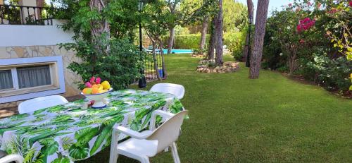 Urbanizacion Hacienda las Chapas House | VILLA CASTELLA Acogedora casa para familias con piscina y jardín cerca del mar