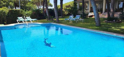 Urbanizacion Hacienda las Chapas House | VILLA CASTELLA Acogedora casa para familias con piscina y jardín cerca del mar