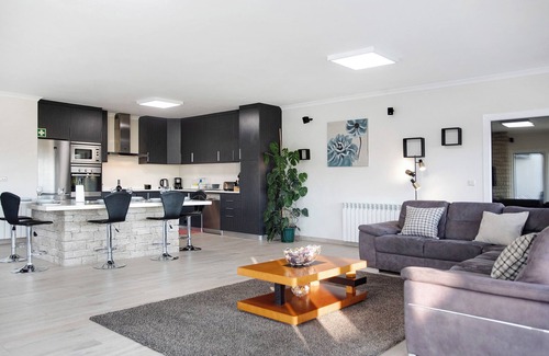 Caldas da Rainha Villa | Villa 'Colina' with Mountain View, Private Pool and Wi-Fi