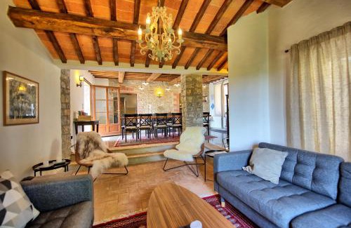 Montegiove Villa | Villa Collina by PosarelliVillas