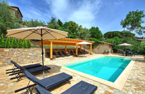 Montegiove Villa | Villa Collina by PosarelliVillas