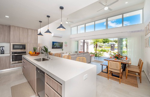 Avellanas Beach House | Villa de Piña: Brand New, 2 Min Drive to Surf & Sunsets @ Playa Avellanas