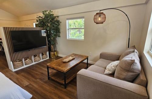 Meadowlawn Apartment | Villa del Sol St Pete The Loft