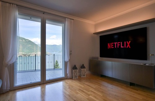 Riva Villa | Villa di Lusso Fronte Lago con Vasca Idromassaggio e Garage