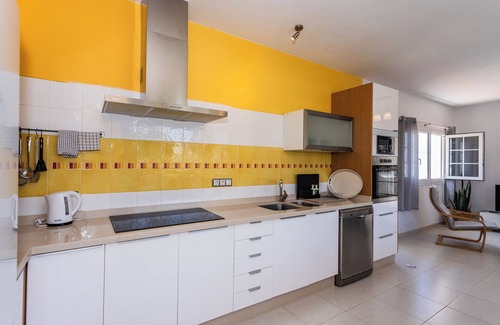 Nazaret House | villa dulce celestin lanzarote (wifi and pool heated by the sun)