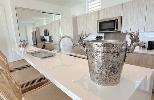 Indigo Bay Apartment | Villa España. Beautiful apartment overlooking a spectacular beach