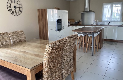 Entraigues-sur-la-Sorgue House | Villa with garden in charming village near Avignon