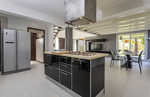 Carlentini Villa | Villa 'Green Garden' with Private Terrace, Wi-Fi and Air Conditioning