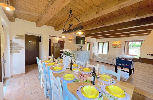 Monte San Giusto Villa | Villa Il Noceto, Private Big Pool, for 17 People, 5 Rooms, Near Sea, Wi-Fi free,