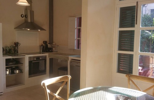 El Terreno House | Villa in Palma, Patios, garage & location.