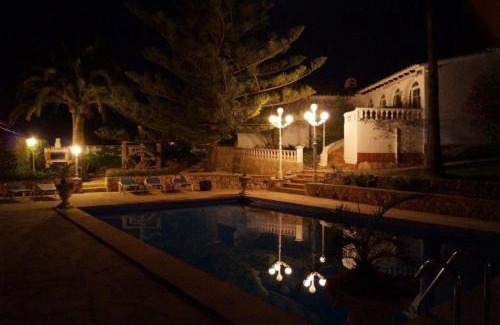 Cala Romantica House | Villa La Noria Maurische Bungalows Großer Pool Garten Mit Rasen Und Großen Terrassen