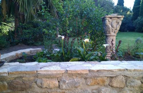 Roches Grises Bed & Breakfast | Villa Le Clos Fleuri