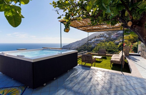 San Michele Villa | Villa Le Porpore between Positano and Amalfi, with an enchanting sea view.