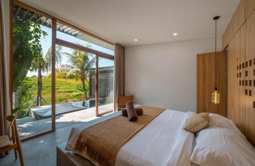 Cemagi Villa | Villa Lennon - Scenic 3BR Rice Field View with Pool, 4MIN TO BEACH!