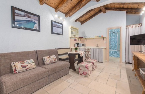 Heki Villa | Villa Lipica with Private Pool and Jacuzzi