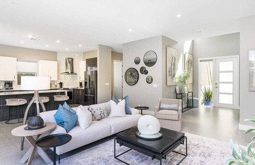 Poinsettia Heights Villa | VILLA MAGNOLIA-with heated pool-by VIAC