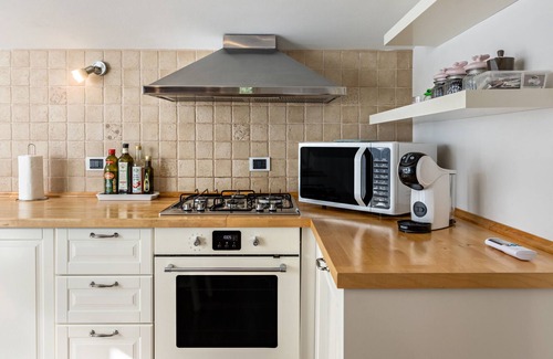 Arcugnano Villa | 'Villa Magnolia' with Shared Pool, Wi-Fi and Air Conditioning