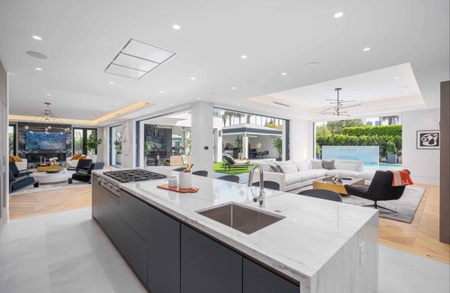 The Flats Villa | Villa Mandarin by LuxJB ๐ Beverly Hills Mansion w Maid ๐ Steps from Rodeo Drive