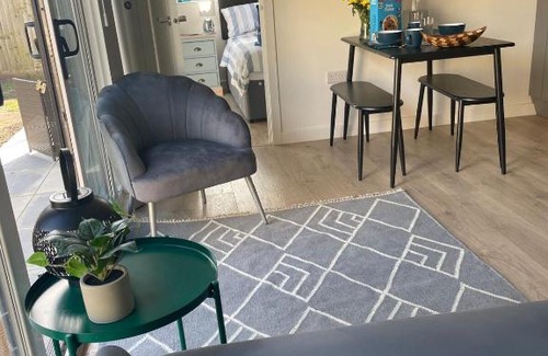 Bournemouth House | Villa Maria Garden Lodge - 2 Mins to Beach - Coastal - Large Garden - Modern