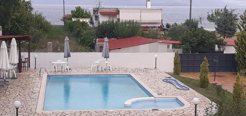 Molos-Agios Konstantinos Villa | Villa Marinos - συγκρότημα με πισίνα, γήπεδο, τζακούζι, μπαρ, ψησταριά